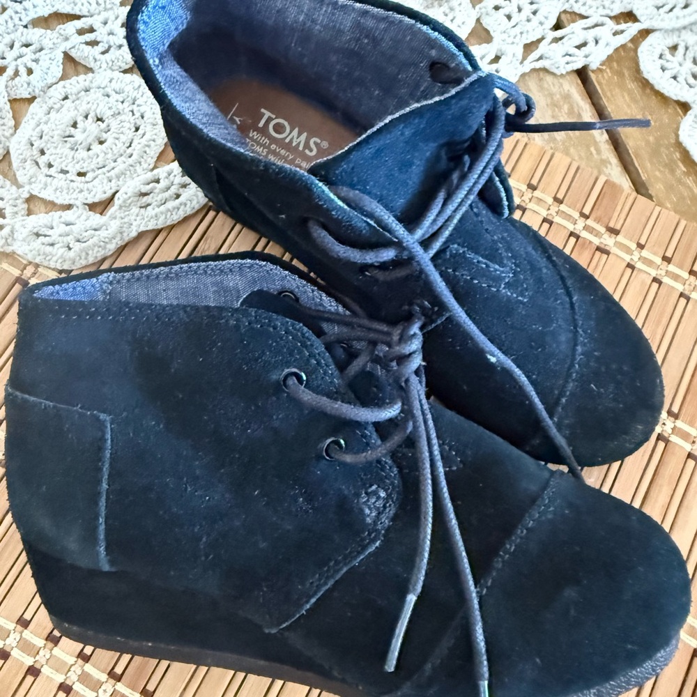 TOMS Black Suede Dessert model kids Y1 new great for this winter